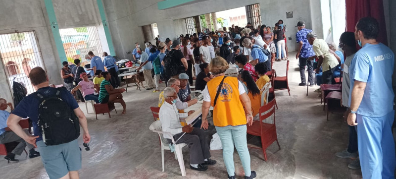 Voluntarios católicos dominicanos y extranjeros realizan una jornada de salud en Higüey.