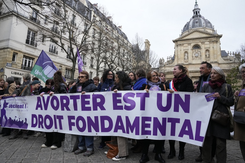 Defensores del derecho al aborto sostienen un letrero con la frase "el aborto es un derecho fundamental" en francés durante una protesta afuera de la Universidad de La Sorbona en París, ayer