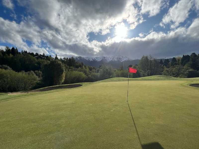Vista del hoyo 11 del Arelauquen Golf Club en Bariloche, uno de los dos campos que se juegan en la zona como parte del calendario del viaje ‘A Fiebrar pa’ Argentina 2024”.