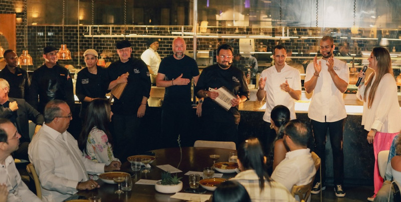 Alexander Hugot, Chef Irving Cano, Chef Luigi Puello y Sara Ranghi junto al equipo del hotel Paraidus Palma Real.