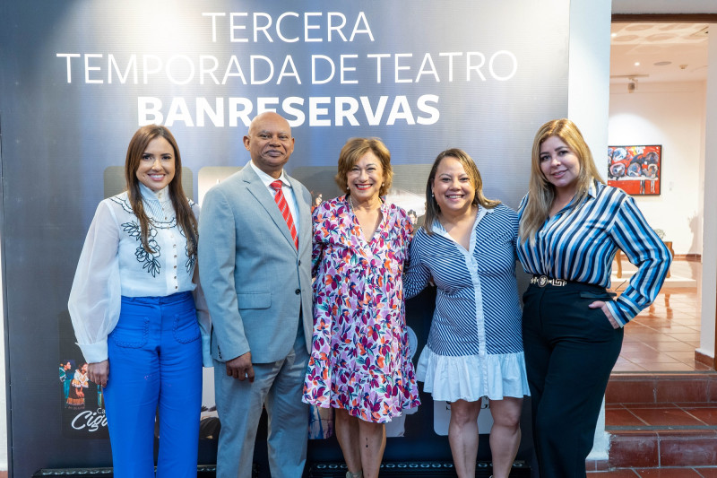 Lina Hernández, Oscar Peña, Yaneli Hernández, Atabeira Estrella y Verónica Filgueiras..