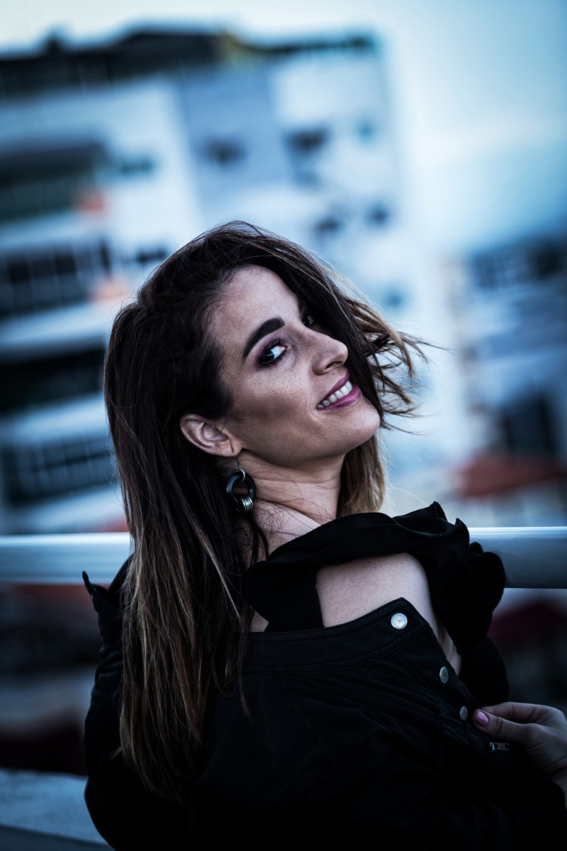 Henya lanza nueva canción "La Mujer del Atalaya" y continúa su gira internacional "dEsaprende tour" en  Festival Piña Colada en Cuba.