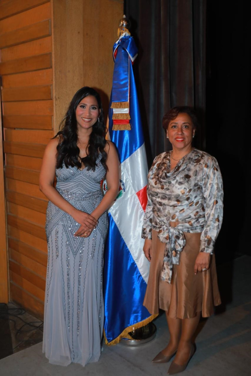 Nathalie Peña Comas y la embajadora Ysset Román Maldonado.