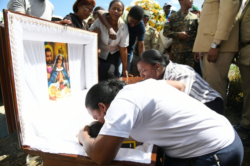 Familiares del teniente Fernando Pérez Berigüete cuando despedían los restos del oficial asesinado el pasado martes cuando regresaba a su casa luego de participar en el desfile militar.