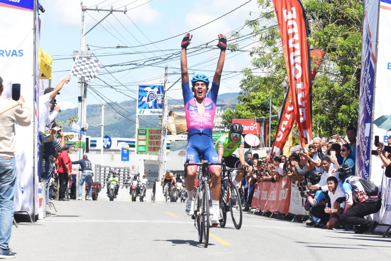 José Castillo, líder de la Vuelta Ciclísica Independencia, celebra tras llegar a la meta.