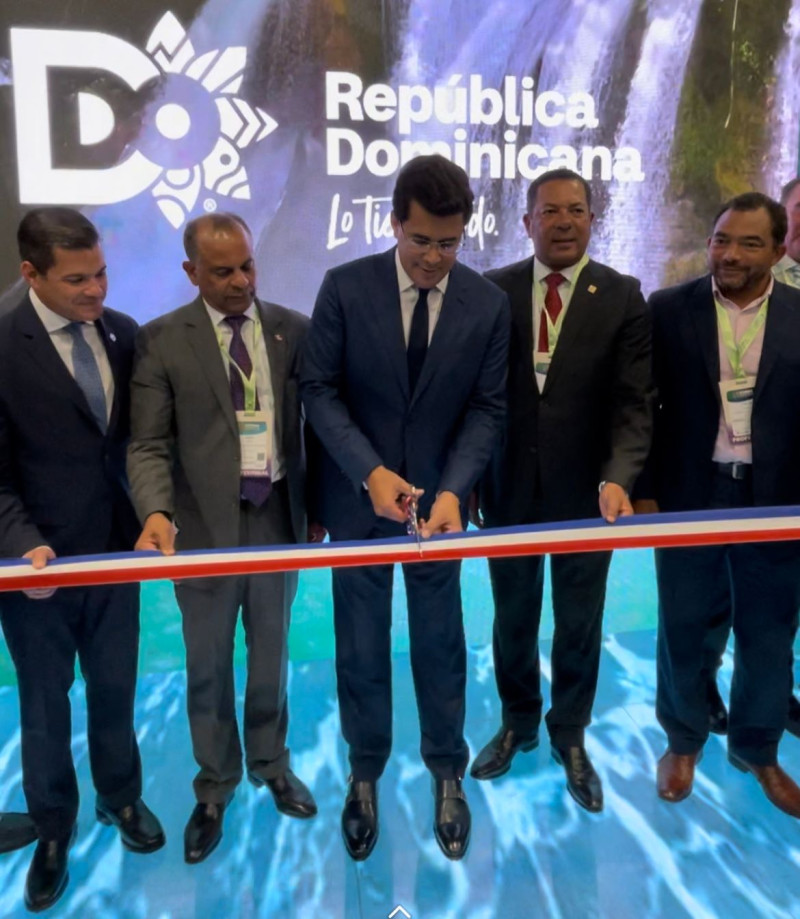 El ministro de Turismo deja inaugurado el stand de República Dominicana en la Vitrina Turística Anato 2024, en Bogotá, el pasado miércoles 28 de febrero.
