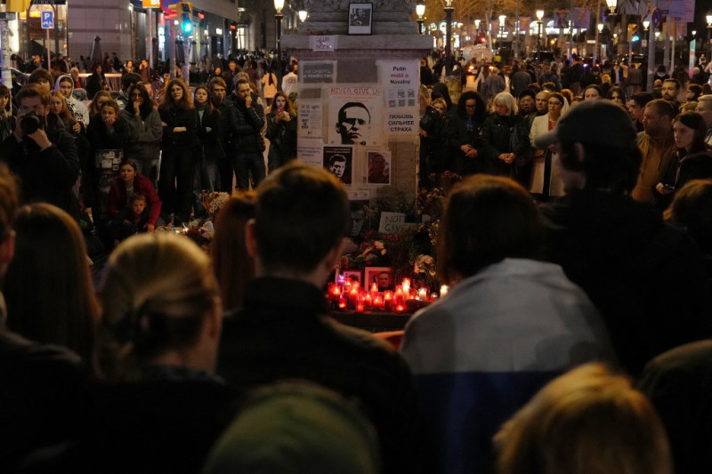 La gente se reúne en un monumento improvisado para rendir homenaje al líder de la oposición rusa Alexei Navalny en Barcelona el 1 de marzo de 2024.