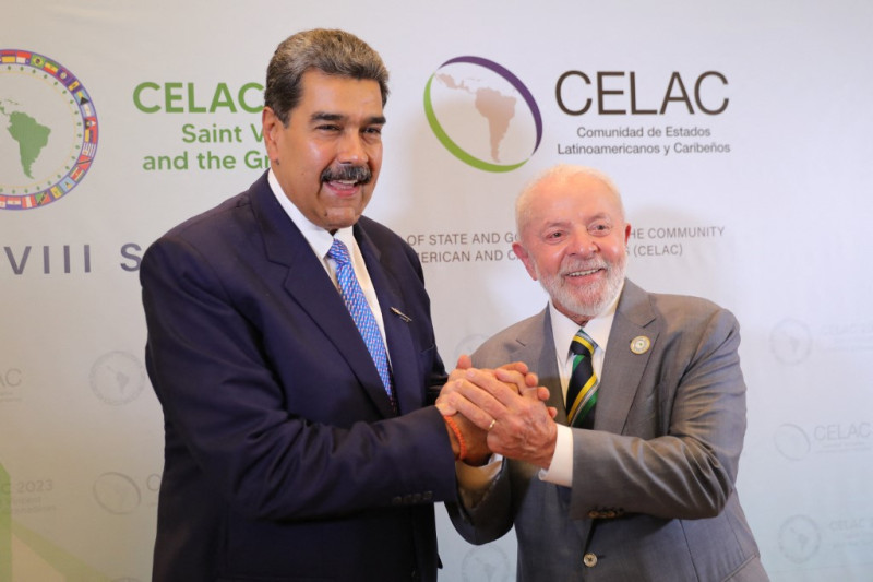 Esta fotografía publicada por la Presidencia venezolana muestra al presidente de Venezuela, Nicolás Maduro (i), posando para una fotografía con el presidente de Brasil, Luiz Inácio Lula da Silva, durante la Cumbre de la CELAC en Buccament Bay, San Vicente y las Granadinas, el 1 de marzo de 2024.