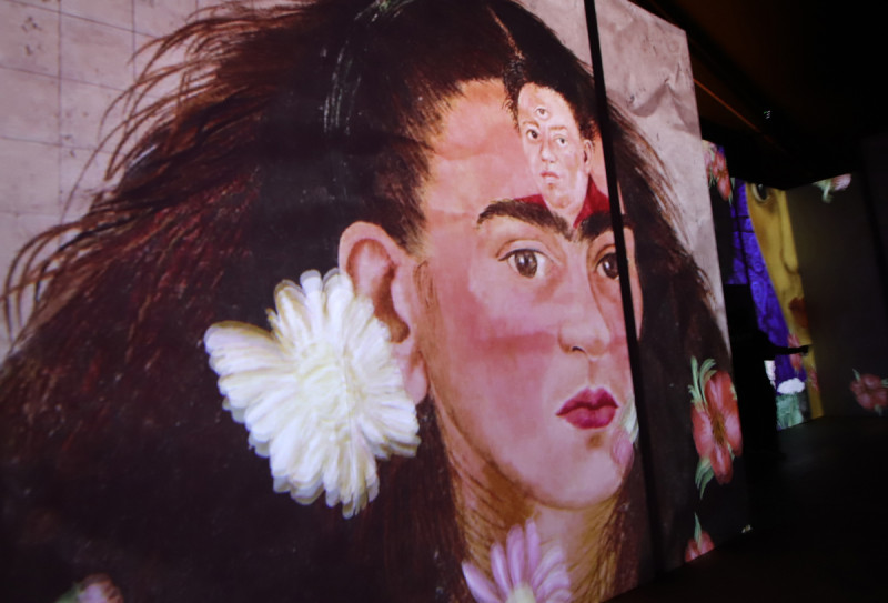 Asistentes recorren la exposición inmersiva Yo soy Frida Kahlo este viernes, en la ciudad de Querétaro (México). La exposición inmersiva Yo soy Frida Kahlo, con más de 300 imágenes y fotografías de la artista y de Diego Rivera, se presenta por primera vez en México, en la ciudad de Querétaro, capital del estado homónimo, en el centro del país.