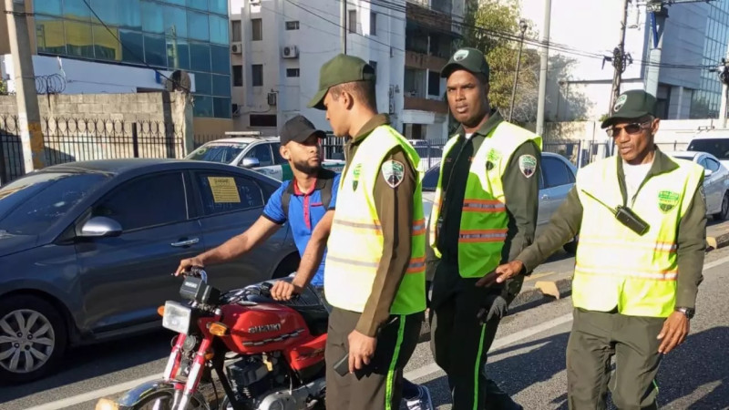 Los agentes de Digesett continuaron ayer deteniendo a motoristas que violan la ley.