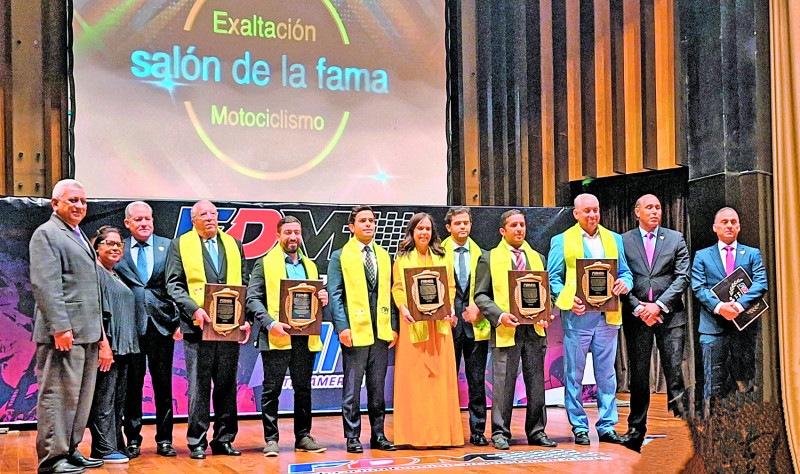 Momento del reconocimiento en el Salón de la Fama del Motociclismo Dominicano.