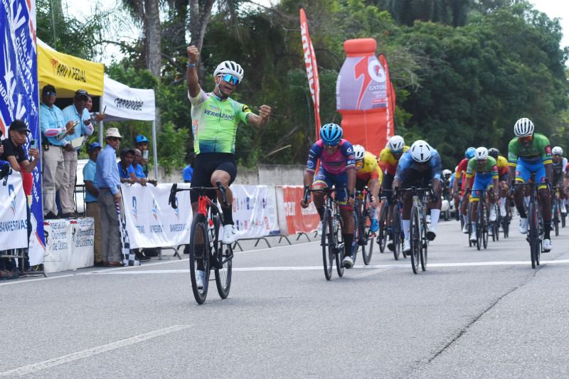 Alberto Ramos celebra tras cruzar en primer lugar en la quinta etapa de la Vuelta Independencia