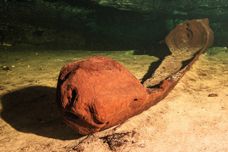 Fotografía sin fecha cedida por la investigadora Helena Barba Meinecke, donde se observa una canoa prehispánica hallada en una cueva inundada en la comunidad de San Andrés, en la ciudad de Mérida en Yucatán (México).