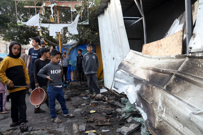 Los niños comprueban los daños de un refugio improvisado en un campamento establecido por palestinos desplazados cerca del hospital emiratí en Rafah, en el sur de la Franja de Gaza, en el que se informó que varias personas murieron cuando fue alcanzado por un bombardeo israelí el 2 de marzo de 2024, en medio de la conflicto en curso entre Israel y el movimiento Hamás.