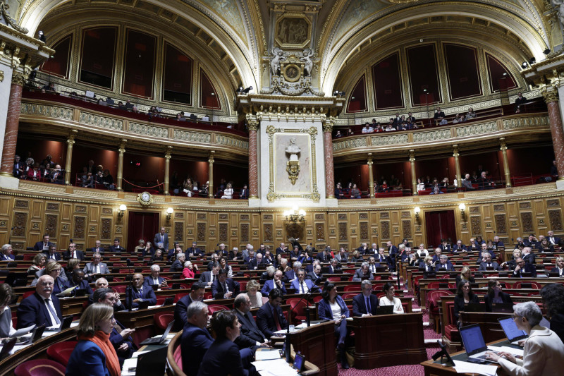 Senadores franceses asisten al debate sobre la inscripción de la "libertad garantizar" a abortar en la Constitución, en París, el 28 de febrero de 2024.