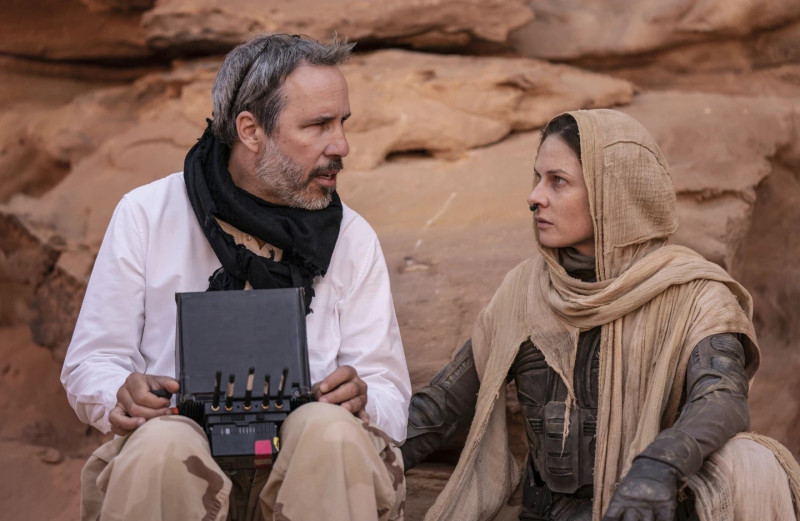 El director Denis Villeneuve junto a la actriz Rebecca Ferguson en un set de "Dune: parte 2".