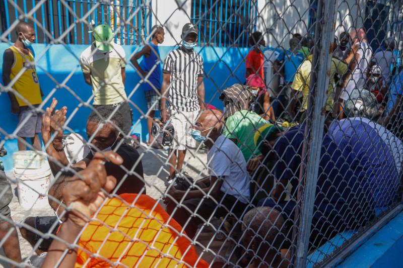 Los reclusos se reúnen dentro de la Penitenciaría Nacional en el centro de Puerto Príncipe, Haití, el domingo 3 de marzo de 2024. Cientos de reclusos huyeron de la prisión principal de Haití después de que bandas armadas irrumpieran en las instalaciones durante la noche.