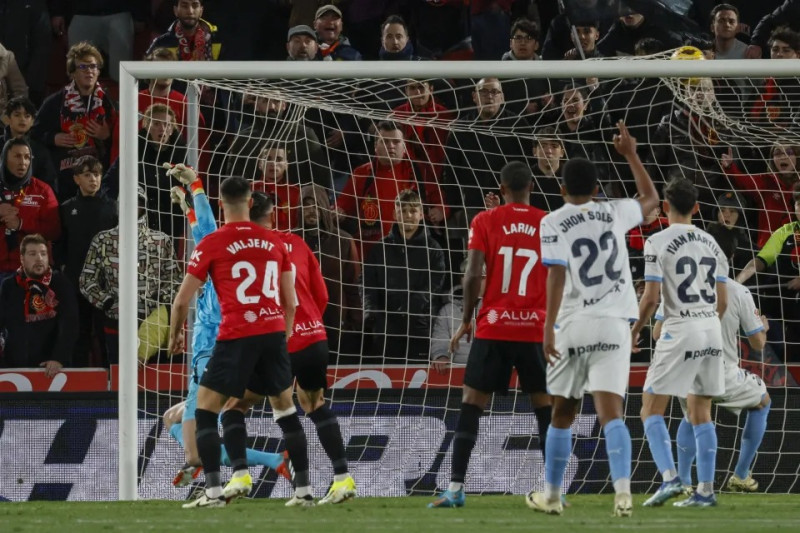 Jugadores del Mallorca en la meta luego del gol de José Copete.