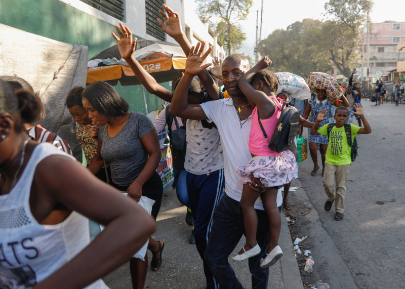 Personas huyen de Puerto Príncipe ante la ola de violencia.