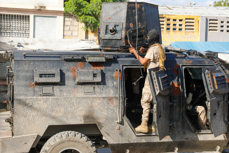La policía haitiana recorre diversas calles de Puerto Príncipe.