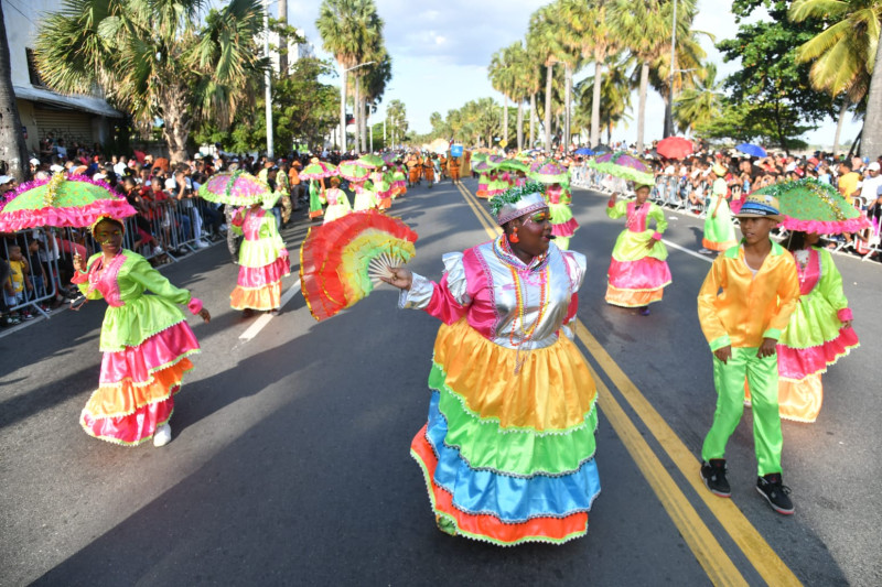 El desfile del carnaval llenó de colorido el malecón de la ciudad de Santo Domingo.
