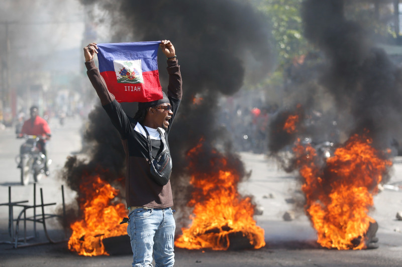 Las calles de Puerto Príncipe estaban ayer bajo el fuego provocado por las pandillas armadas que reclaman la renuncia del primer ministro Ariel Henry.