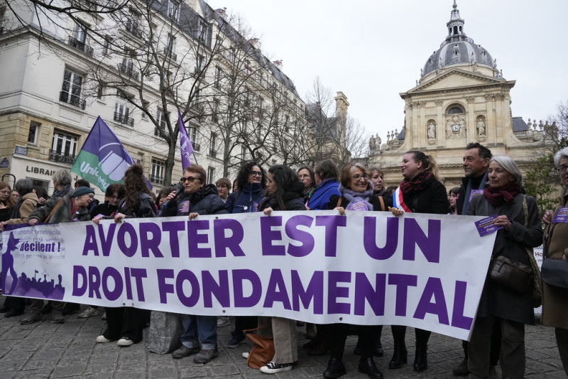 Activistas sostienen una pancarta que dice "El aborto es un derecho fundamental" durante una manifestación frente a la Universidad La Sorbona en París, Francia, el 28 de febrero de 2024.