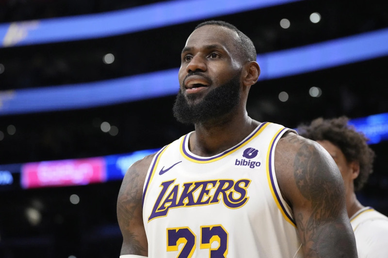El delantero de Los Angeles Lakers, LeBron James, mira hacia los fanáticos después de anotar durante la segunda mitad de un partido de baloncesto de la NBA contra los Denver Nuggets.