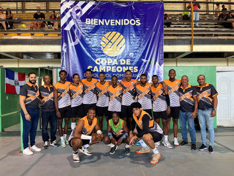 Integrantes del equipo de Bayaguana que ganó la Copa Metropolitana de Voleibol, realizada en el viejo pabellón de esa disciplina del Centro Olímpico Juan Pablo Duarte.