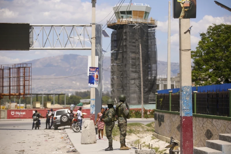Soldados custodian la entrada del Aeropuerto Internacional de Puerto Príncipe, este lunes 4 de marzo.