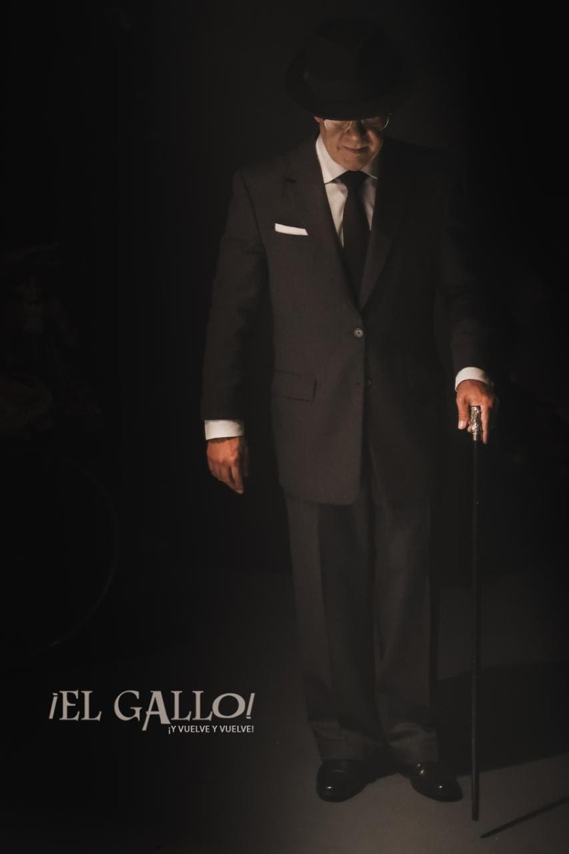 Francis Cruz en el rol del ya fallecido presidente Joaquín Balaguer en la obra teatral "El Gallo".
