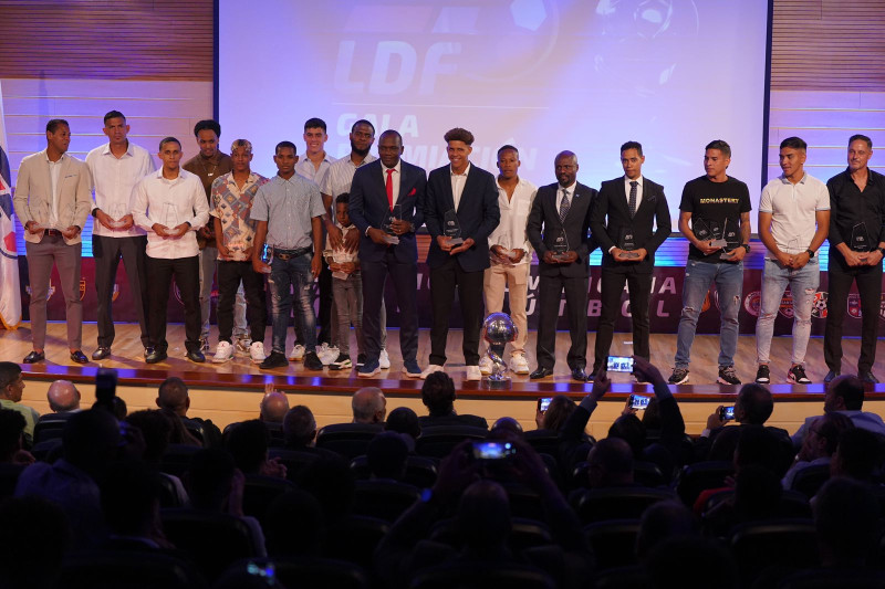 Los jugadores y técnicos más sobresalientes de la temporada correspondiente al pasado año exhiben los galardones que les tenía reservados la Liga Dominicana de Fútbol.