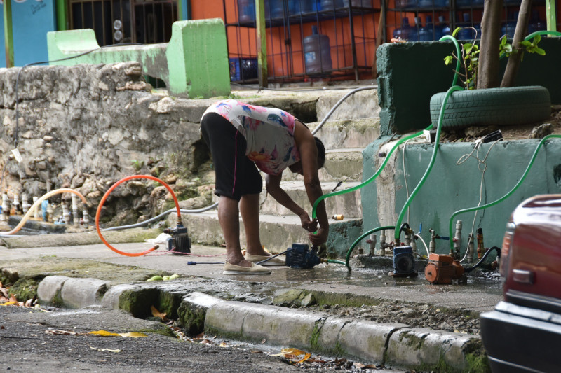 Los vecinos de Los Mameyes piden regularizar el servicio de agua potable.