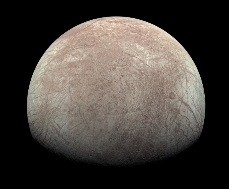 Esta imagen proporcionada por la NASA, procesada por Kevin M. Gill, muestra la luna Europa de Júpiter, fotografiada por la nave espacial Juno el 29 de septiembre de 2022, con el norte a la izquierda.