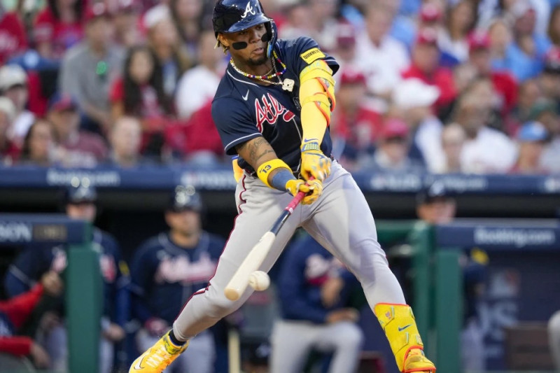 Ronald Acuña Jr. de los Bravos de Atlanta conecta un doble en la tercera entrada del juego ante los Filis de Filadelfia en los playoffs.