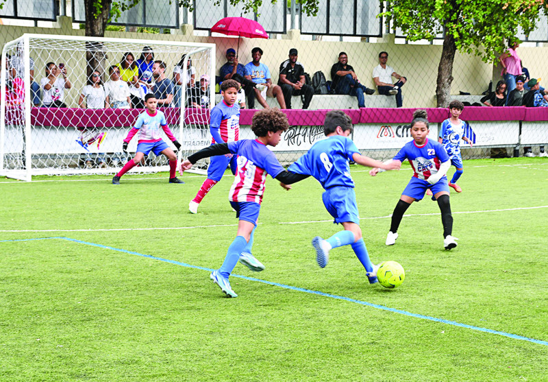 Un momento de acción en uno de los partidos del día inaugural.