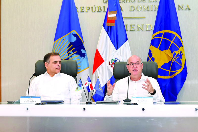 El ministro de Hacienda, Jochi Vicente, acompaña al presidente del BID, Ilan Goldfajn en una conferencia de prensa celebrada ayer.