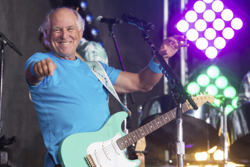 Jimmy Buffett actúa en el programa “Today” de NBC, el 29 de julio de 2016, en Nueva York. La autopista estatal A1A se convertirá en la autopista Jimmy Buffett Memorial tan pronto como el gobernador republicano de Florida, Ron DeSantis, firme el proyecto de ley que el Senado le envió el martes 5 de marzo de 2024, con voto unánime.