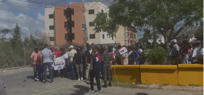 Personas aglomeradas a la espera de Luis Abinader