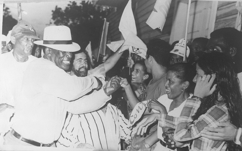 José Francisco Peña Gómez saluda a algunos simpatizantes durante una campaña política de su Partido Revolucionario Dominicano (PRD).