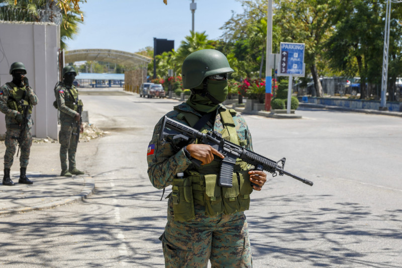 Soldados custodian la entrada del aeropuerto internacional de Puerto Príncipe, Haití, el lunes 4 de marzo de 2024.
