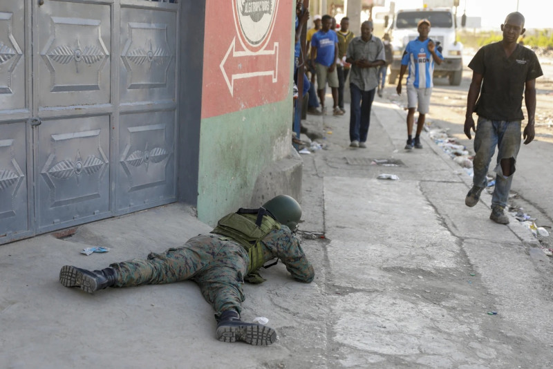 Un peatón pasó junto a un soldado que custodiaba el área del aeropuerto internacional en Puerto Príncipe, Haití