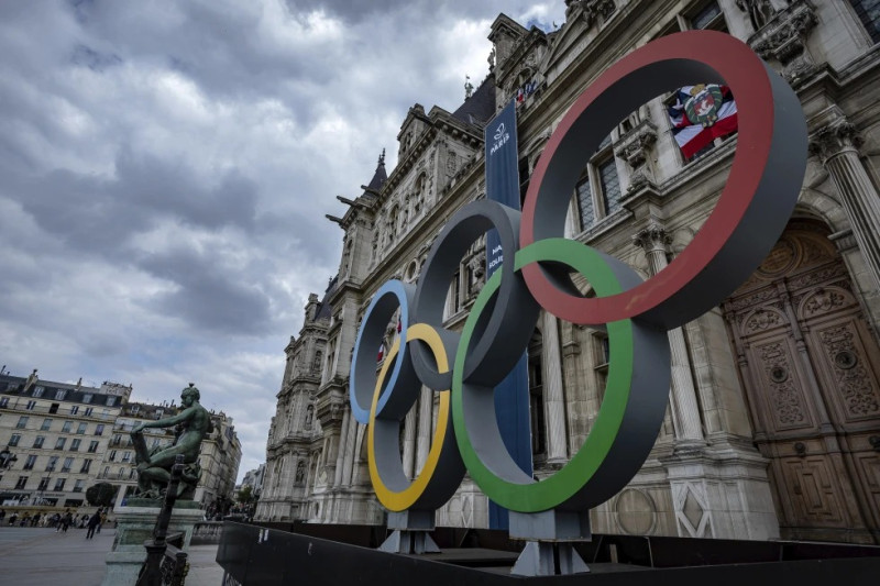 Los anillos olímpicos frente al ayuntamiento de París, el 30 de abril de 2023.