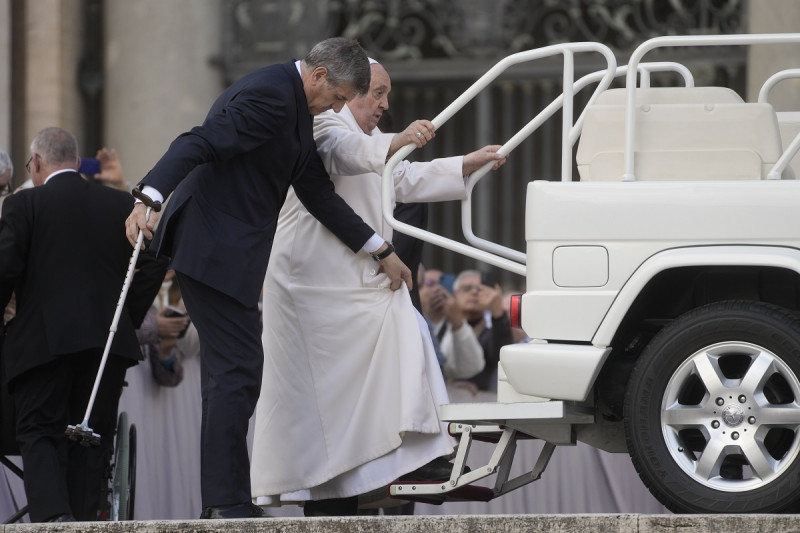El papa Francisco trata de subirse al papamóvil en el Vaticano, el 6 de marzo de 2024.