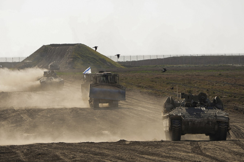Fuerzas israelíes se desplazan cerca de la frontera con la Franja de Gaza, sur de Israel, 4 de marzo de 2024.
