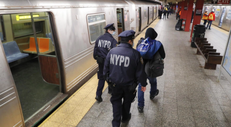 Soldados de la Guardia Nacional apoyarán a los agentes de policía en el metro de Nueva York. Aquí, agentes de la policía de Nueva York detienen a un hombre el 30 de abril de 2020.