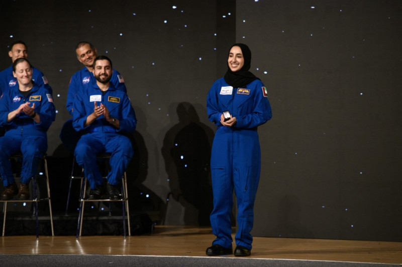 Nora AlMatrooshi, candidata a astronauta Artemis de la NASA graduada, sonríe durante una ceremonia en el Centro Espacial Johnson en Houston, Texas, el 5 de marzo de 2024.