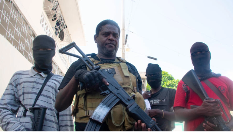 El líder pandillero Jimmy "Barbecue" Chérizier, rodeado de miembros de su grupo en Puerto Príncipe (Haití), el 5 de marzo de 2024.