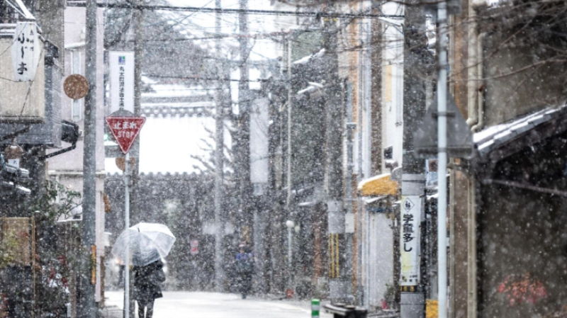 Una mujer camina por las calles de Kioto el 25 de enero de 2024.