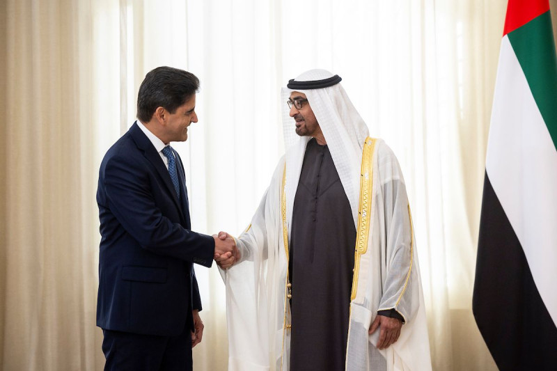 El embajador de República Dominicana ante los Emiratos Árabes Unidos, Renso Herrera Franco, saluda al Jeque Mohamed bin Zayed Al Nahyan.